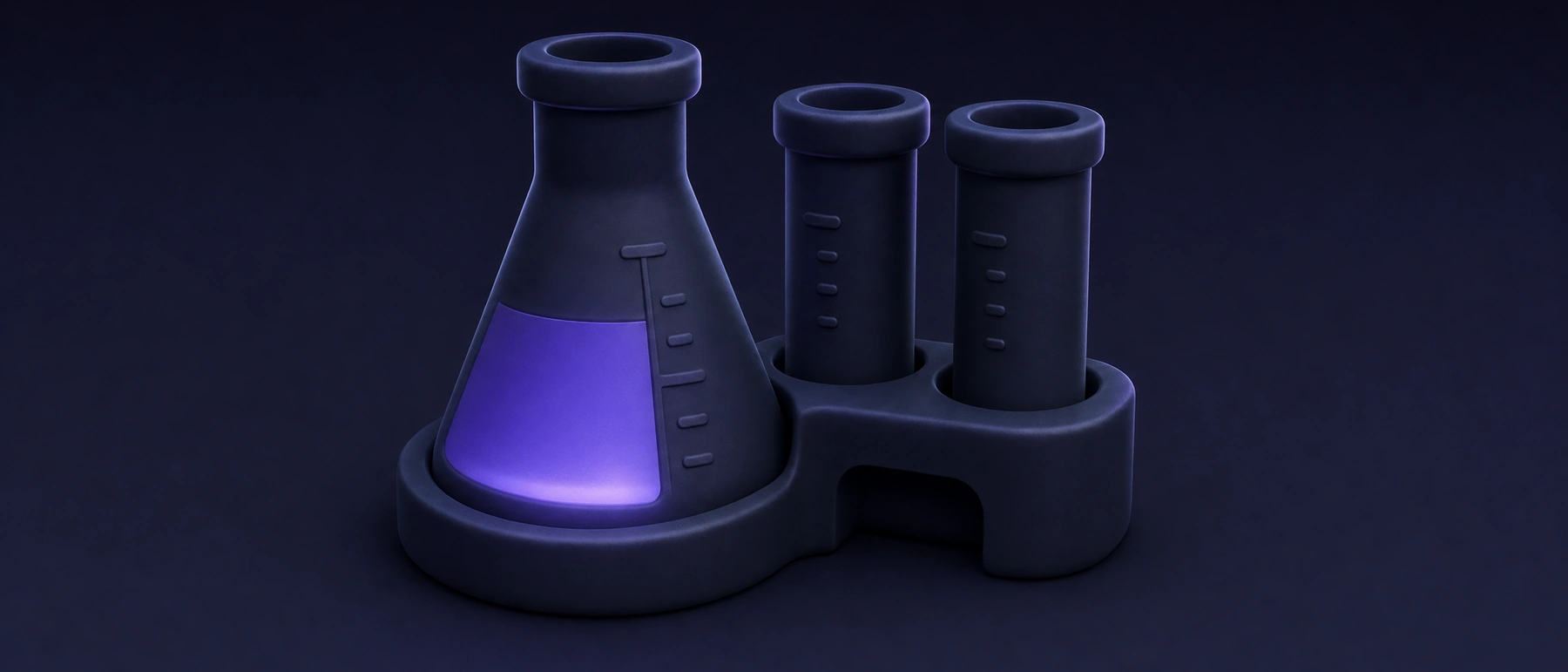 Dunkelblauer Erlenmeyerkolben mit zwei Reagenzgläsern, die Flüssigkeit im Kolben leuchtet violett