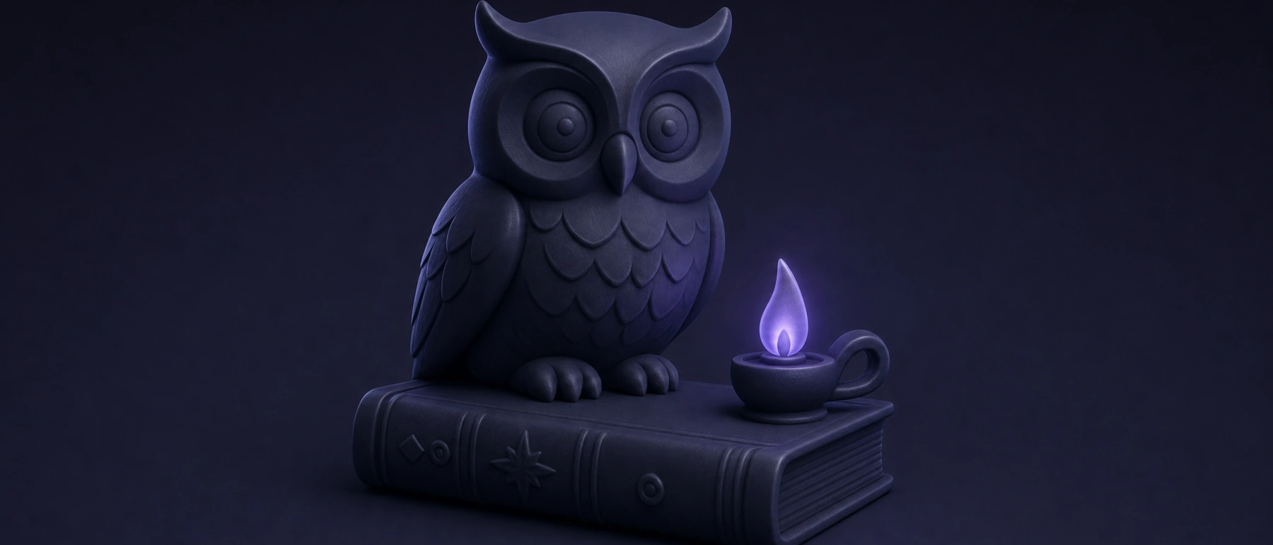 Chouette bleu marine posée sur un livre fermé, une petite flamme de lampe brille en violet