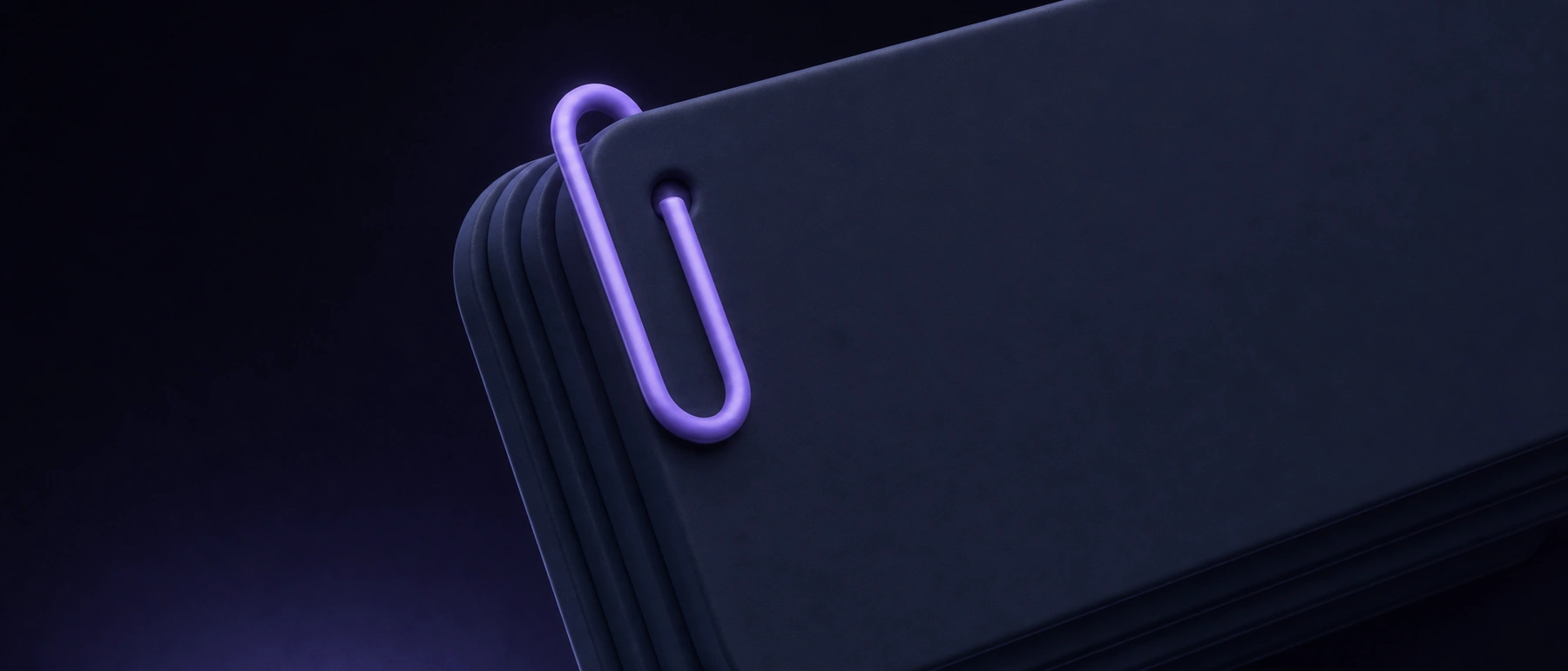 Pilha de fichas de estudo azul escuro presas por um clipe roxo luminoso, para o exame de Matemática A