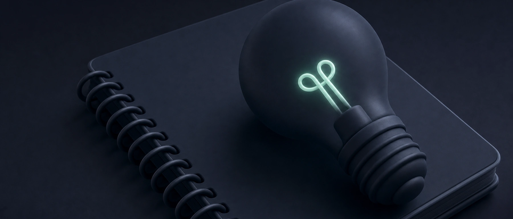 Een donkerblauwe gloeilamp op een gesloten schrift met spiraal, de gloeidraad licht zacht mintgroen op