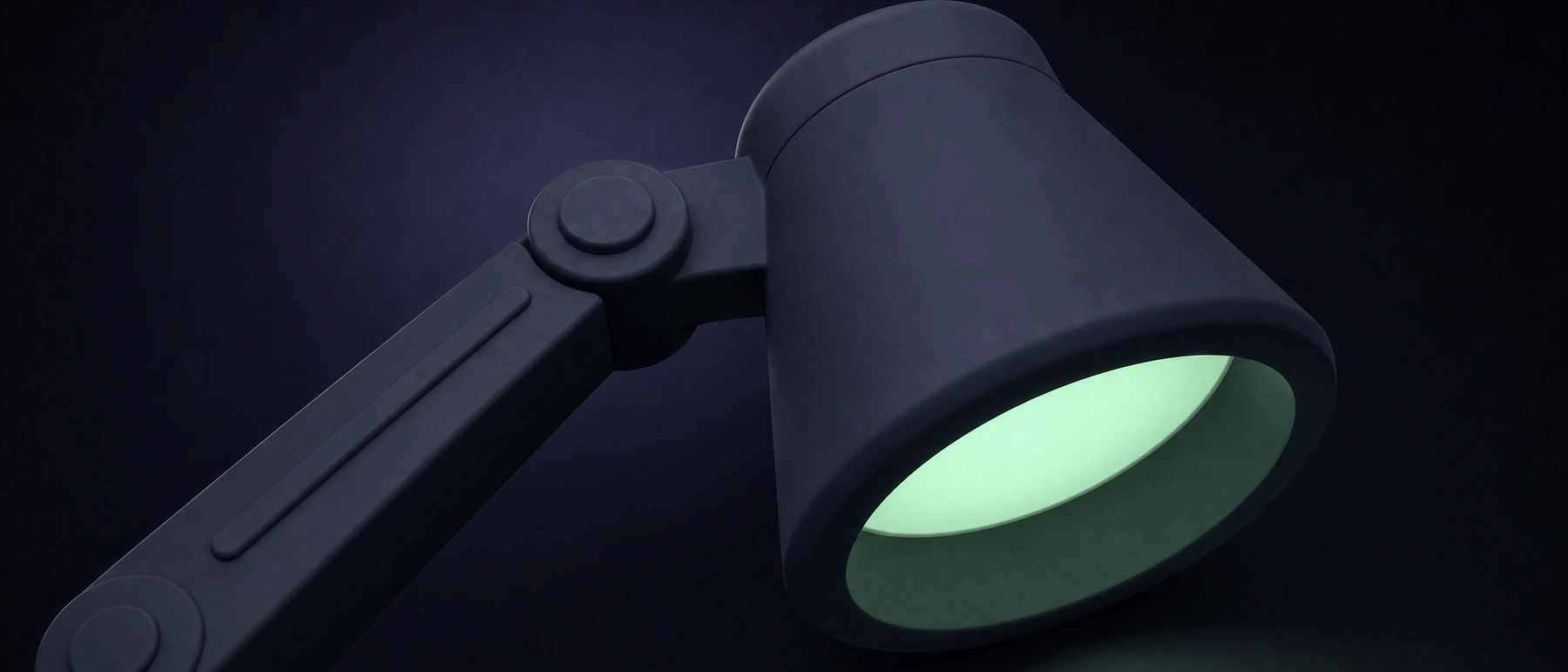 Lampada da scrivania opaca blu navy con il braccio snodato in diagonale, la luce brilla di un tenue verde menta