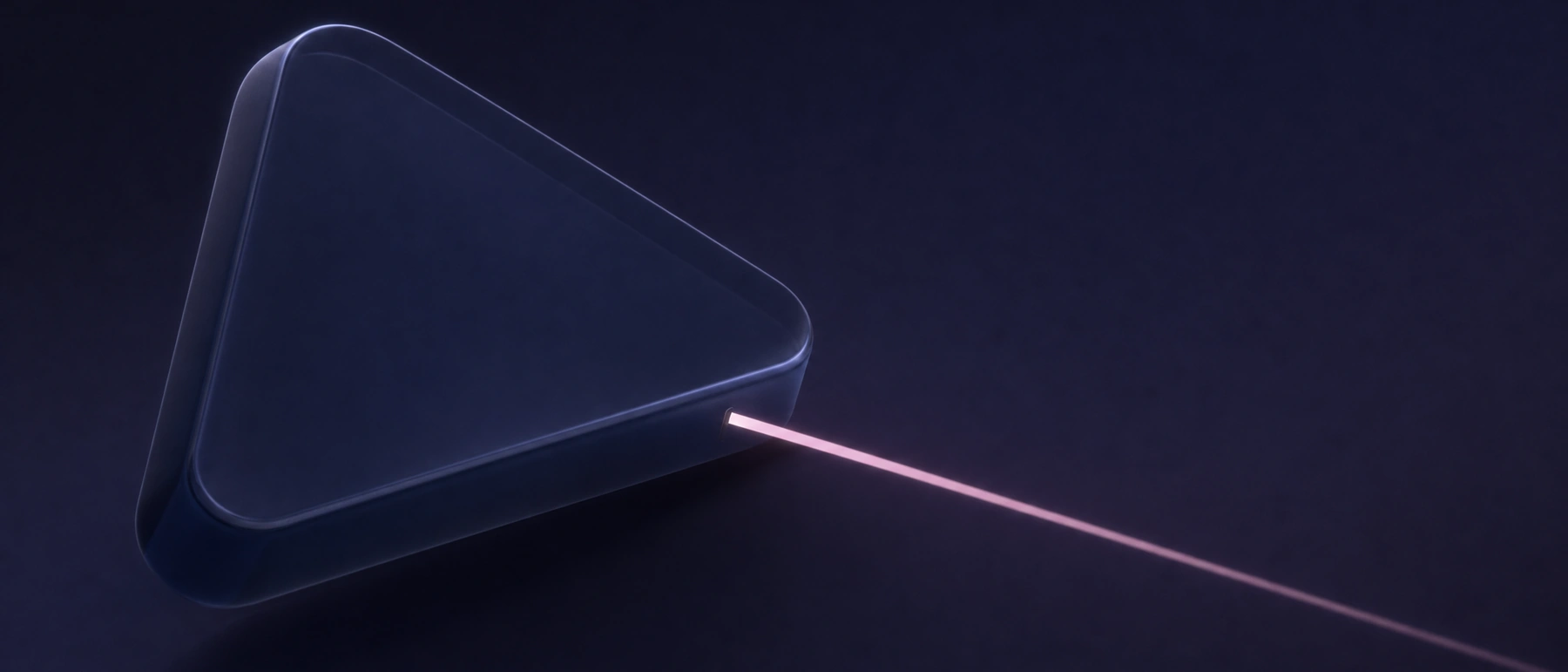 Prisma triangular de cristal azul oscuro, del que sale un fino rayo de luz rosa.