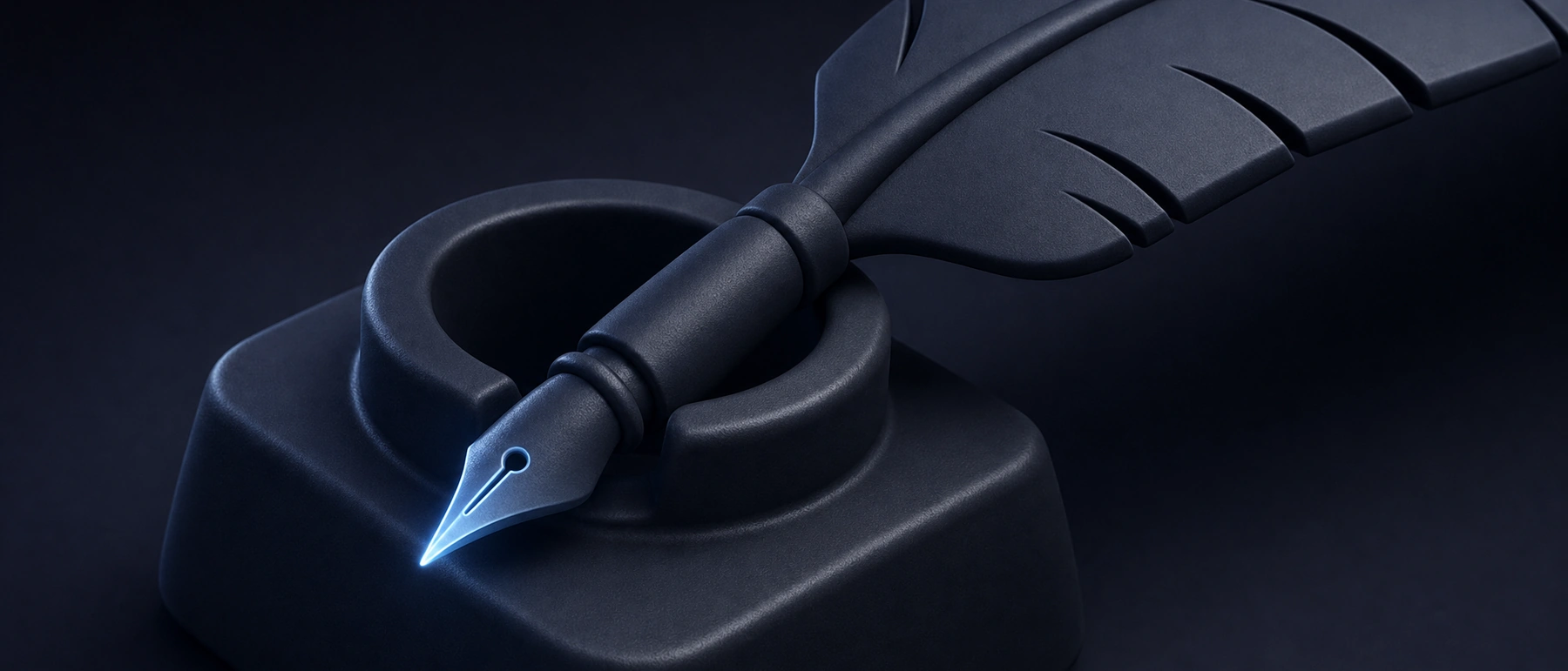 Pluma azul oscuro apoyada en un tintero gris, con la punta iluminada en azul claro, para preparar el comentario de texto