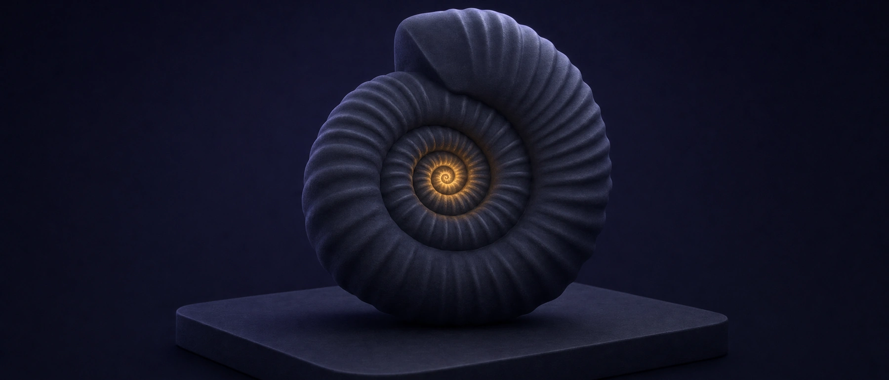 Ammonite fossile bleu nuit sur un socle bas, le cœur de la spirale brille d'une douce lueur ambrée